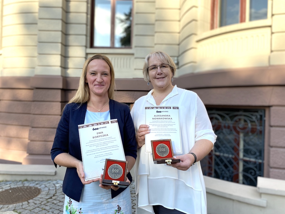 Grupa osób pozująca do zdjęcia