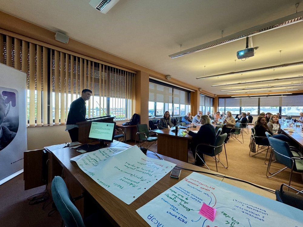 Grupa osób pracujących przy stole