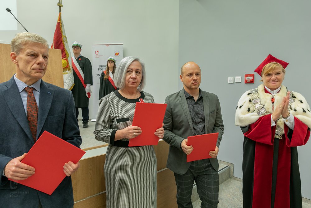 Osoba z wręczoną nagrodą