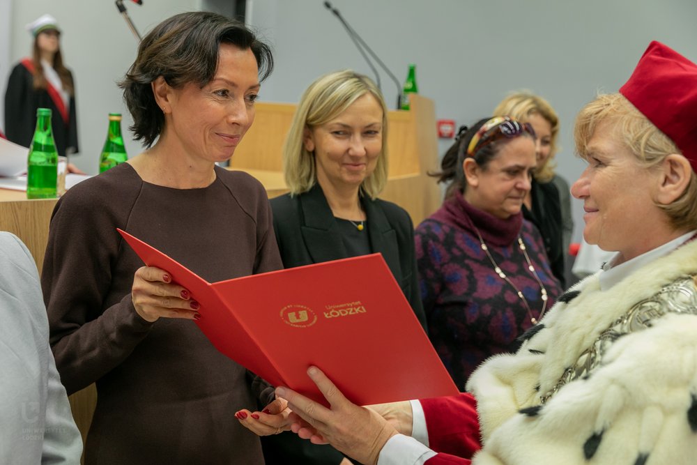 Osoba z wręczoną nagrodą