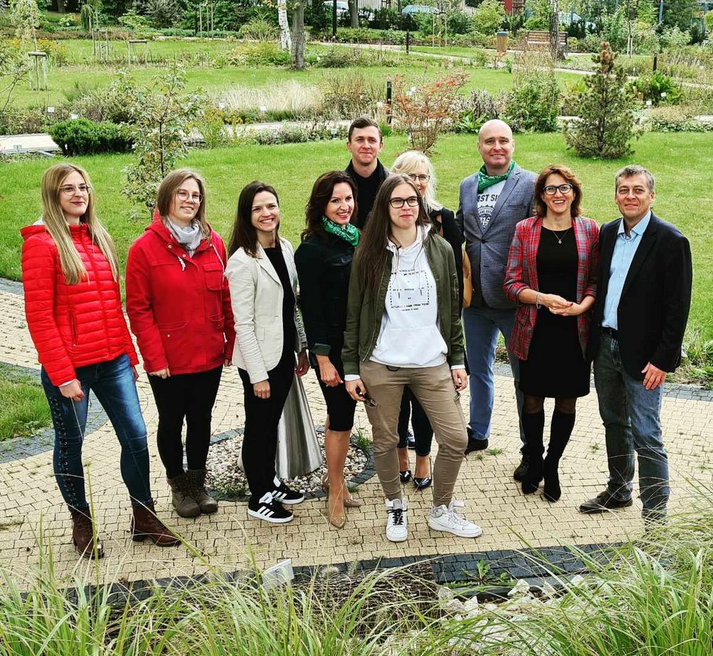 Grupa ludzi ustawiająca się do zdjęcia