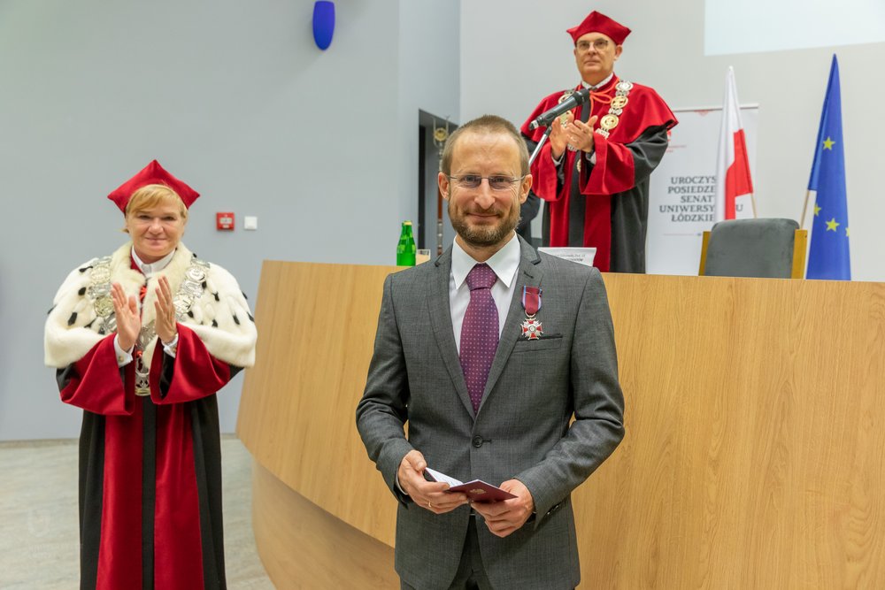 Osoba z wręczoną nagrodą