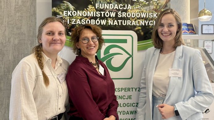 Trzy osoby pozujące do zdjęcia