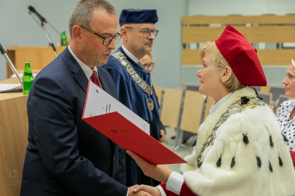 Osoba z wręczoną nagrodą