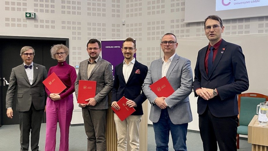 Grupa osób odbierająca nagrody