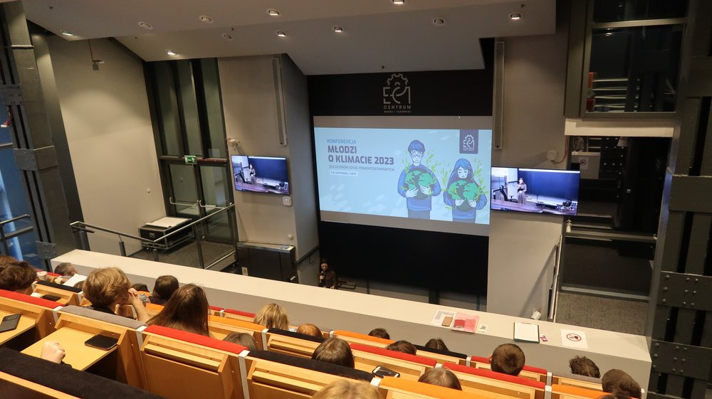 Ludzie zgromadzeni w pomieszczeniu na konferencji