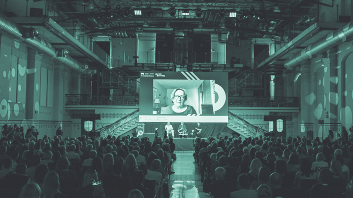 Sala wypełniona ludźmi