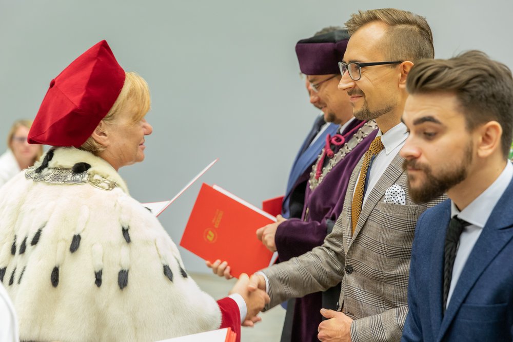 Osoba z wręczoną nagrodą