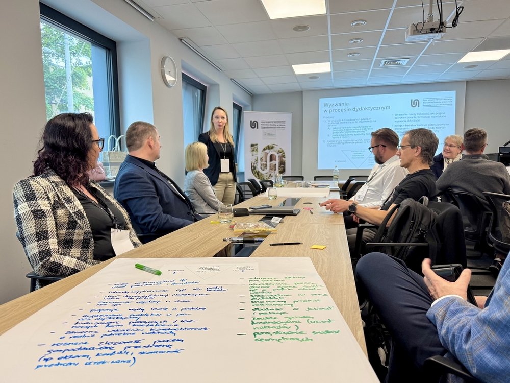 Grupa osób pracujących przy stole