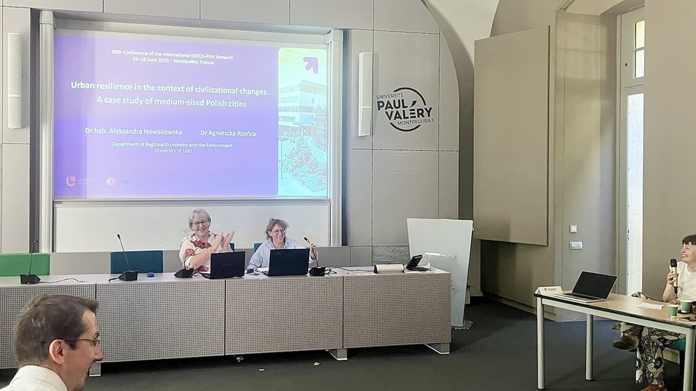 Osoby wygłaszające referat na konferencji naukowej