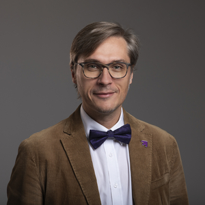 Mariusz Sokołowicz, szatyn w okularach